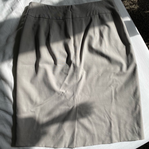 Banana republic pencil skirt - light taupe color - Picture 2 of 3